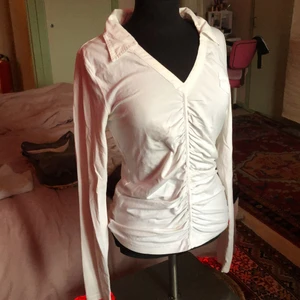 Nu långärmad tröja - Superfin långärmad tröja, scrunchen gör att den sitter sååå snyggt på, riktigt stilig o elegant, men går jättebra att ha under en collage tröja osv.  ☀️ står att det är en storlek L, men passar m perfekt. Går nog på en L med för den är så stretchig och mjuk. 