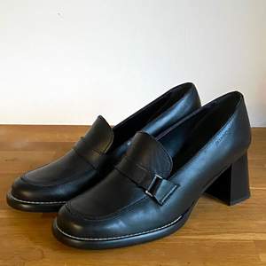 Ett par sjukt snygga mary jane skor/ loafers från Binome. De är köpta i Frankrike för runt 1000kr men är sorgligt nog lite för små för mig😔😔 De är knappt använda så i väldigt bra skick!