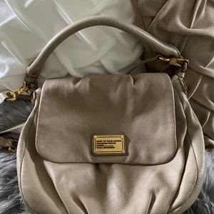 Marc Jacobs Lil Ukita väska, beige  - Fint beg skick som har mycket kvar att ge. Kraftigt fint läder. Bläck på botten av väskan inuti i fodret. Kan skicka föer foton vid intresse🌸 Måtten är ca. 