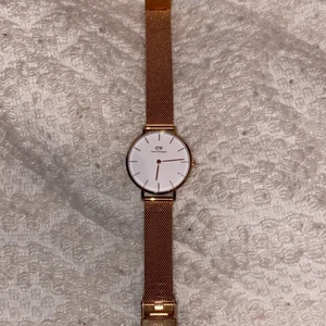 Daniel Wellington  - Säljer nu min Daniel Wellington klocka pga ingen användning. Använd ett fåtal gånger, väldigt bra skick. Fungerar felfritt. Inköpt 2018 för nypris: 1299kr. I färgen roséguld. Storleken är justerbar. 