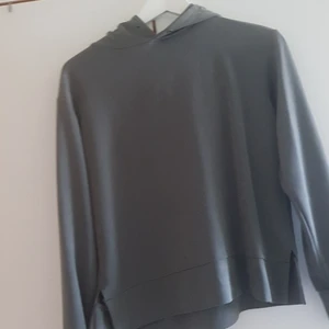 Mörkgrön luvtröja - Mörkgrön luvtröja med mysigt material