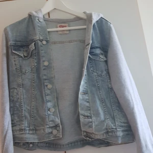 Levis jacka - Snygg och skön Levis jacka med luva