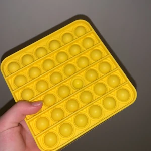 Poppit  - Den är bra gul och bra kvalitet.kan diskutera pris 😊