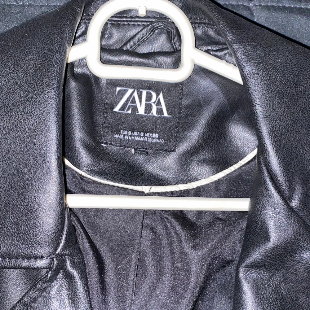 Skinnjacka från Zara oanvänd i storlek S. Jackor.