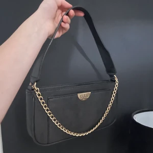 Guess - Säljer denna helt nya Guess väskan som är använd endast en gång. Köpt för 1100kr. Mitt pris: 800kr💕 Frakt tillkommer på 62kr💕 Kom privat 