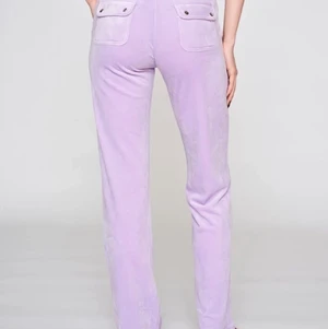 Juicy couture dress pastell lila - Säljer min juicy couture dress då den inte kommer till användning byxorna är stl xxs och sitter bra på en med s och xs tröjan är i s säljer hela dressen för 1300 eller bytes mot en vit eller svart skriv om du vill att jag skickar bild på hur dne sitter på