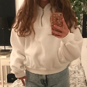 Vit sweatshirt - Säljer denna sweatshirt från Gina Tricot i storlek L🤩💕🤩💖Jag tycker den passar mig som i vanliga fall är en S/M! Köpte den i somras men har inte fått så mycket användning av den💖Köparen står för eventuell frakt❤️