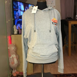 Ny hoodie - Helt ny hoodie prislappen är kvar. Skitsnygg med tryck på ryggen!! ☀️ nypris 150kr.  Det är en storlek S men stor i storlek, så mer som en M. Men perfekt till s om man är ute efter en oversize. Lite utav en tunnare hoodie, så skön!