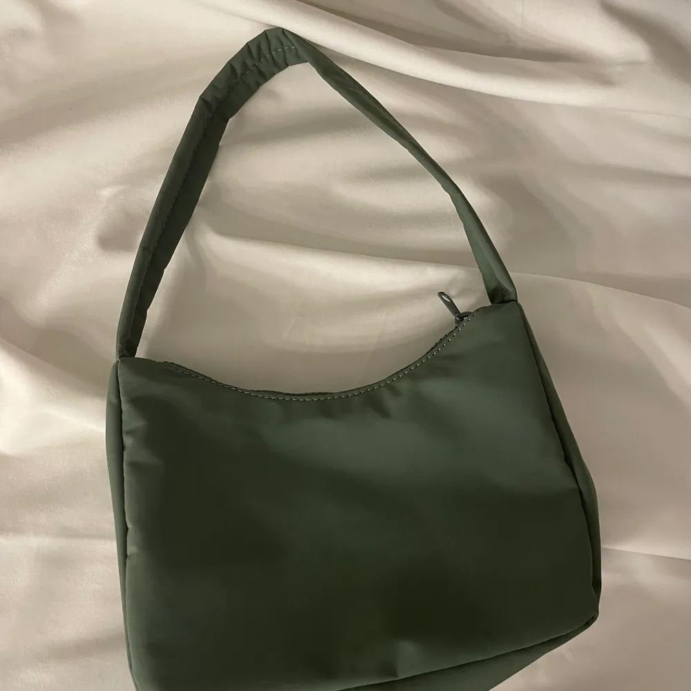 En grön väska i nyskick, använd endast en gång!. Väskor.