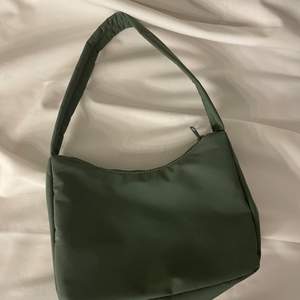 En grön väska i nyskick, använd endast en gång!
