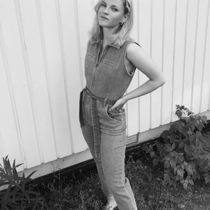 Byxdress - Säljer denna svinsnygga byxdress, inköpt förra året men kommer aldrig till användning. Perfekt till hösten med en snygg stickad över! 🍁🤠