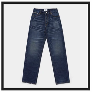 EYTYS Benz jeans - Säljer mina älskade Benz jeans från Eytys i färgen Stone Wash Indigo. Använda 3-4 gånger, hittar inga anmärkningar, jättefint skick. Storlek 28. Motsvarar cirka 38 i ”vanlig byxstorlek”. Lappen på byxfickan går att ta bort om man vill det. Jag är 163cm och byxorna är liiite långa på mig. Beror såklart på hur man vill ha dom. Baggy fit, skitsnygga. Kan skicka bild med dom på om man vill det. Nypris 2200kr