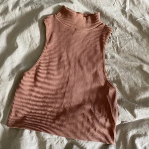 zara topp - Så fin topp från zara som tyvärr inte används. Storlek xs-s💕