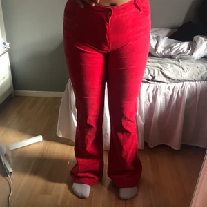 Röda sammet flare jeans  - Säljer mina röda flare jeans från Shein! Den är i storlek M/L där materialet är sammet samt stretchiga. Jeansen är nytt/bra skick, priset kan diskuteras i DM!💕