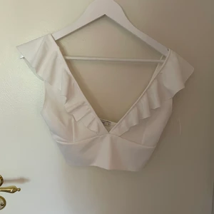 Topp  - Fin liten somrig topp med volang 