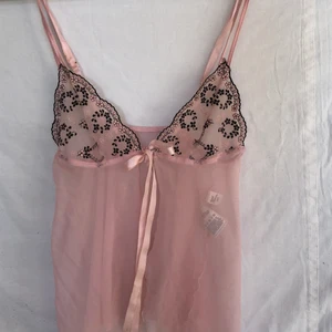 Nattlinne - KÖP DIREKT FÖR 139kr! Dösnygg nattlinne som knyts i mitten med sidenband. Defektfri. Visas på en s. Köpare står för frakt. Högsta bud 100kr. Avslutas 21/6 21:30 måndag. 