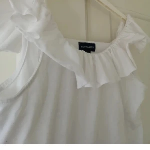 Volangtopp  - Gullig vit volangtopp från Ralph Lauren. 