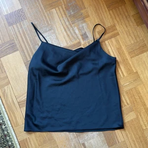 Svart linne - Svart linne, löst fram och jättefin på. Dock passar den ej mig lämgre därav säljer jag iväg den. Frakt blir billigare vid köp av flera plagg