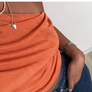 Orange one shoulder topp - Säljer en orange topp🧡 köparen står för frakten, 48kr. Om du har lagt ett bud, kan du inte dra dig ut🌸 budgivning sker under bilden.