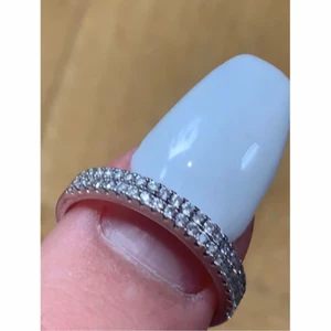 Silver ring  - Ringen är i äkta silver, original priset på den ligger runt 1-1,2k , säljer för 330kr, den saknar 2 diamanter längst in men det är inget man ser, för bättre bilder skriv till mig privat.