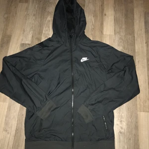 Nike vindjacka - Säljer min Nike jacka pga att jag inte använder den. Den är i bra skick och använd ett fåtal gånger bara.