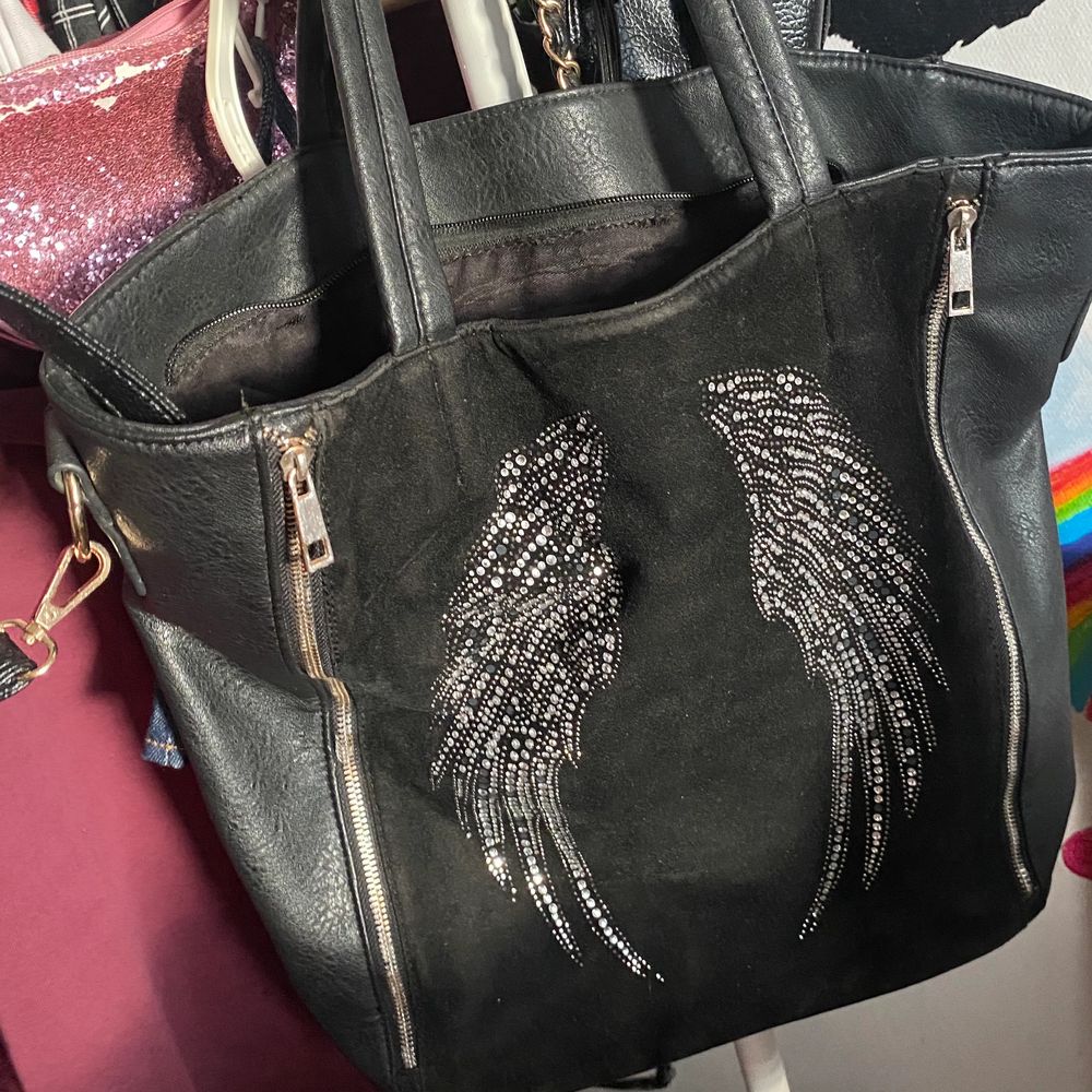Svart väska med vingar på | Plick Second Hand