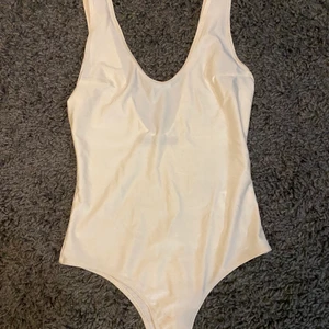 Vit body  - Se sitsa bild för missfärgning, sitter väldigt långt ner så syns inte när man har byxor, 20kr🤠