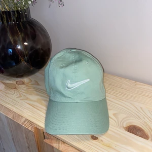 Nike keps - Skitfin grön keps från Nike❣️ säljer pga att jag inte passar i keps😂 lappen sitter nt kvar men den är aldrig använd!! nypris: 189kr