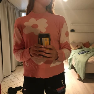 Stickad tröja - Blommig tröja ifrån monki. Har endast användts en gång. 💗