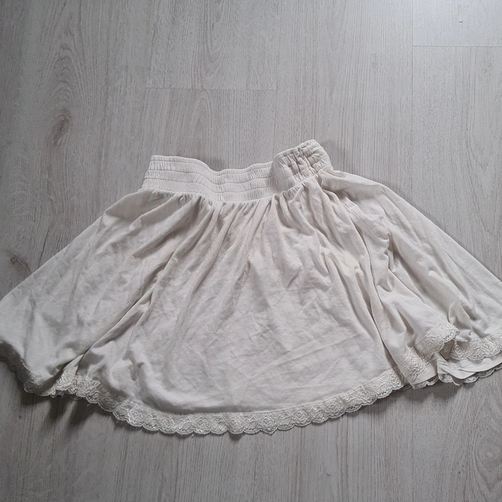 Vit kjol - Kjolar | Plick Second Hand