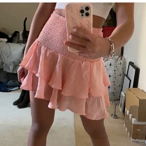 Volang kjol - Säljer denna urgulliga kjol i rosa🥰🥰 Knappt använd!! Säljs pågrund av att den är lite kort på mig för min smak💗 10+ på nytt bud!!