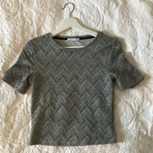Glitter topp - Säljer denna fina glitter topp från ZARA som endast är använd ett fåtal gånger och därmed i toppen skick. 