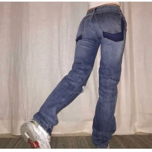 Vintage jeans lågmidjade  - Säljer dessa snygga jeans som är köpta av en tjej här på Plick (hennes bilder). Väldigt coola och sitter snyggt. Lågmidjade och längre i benen på mig som är 168cm. Skriv om ni är intresserade (innerbenslängden är 78cm)
