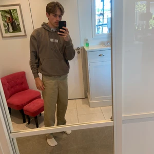 Brun tjocktröja storlek M - Säljer en brun tjocktröja från reclaimed vintage. Haft den cirka 4 månader men tycker den är lite liten för mig. Det är inga defekter med tröjan för övrigt 