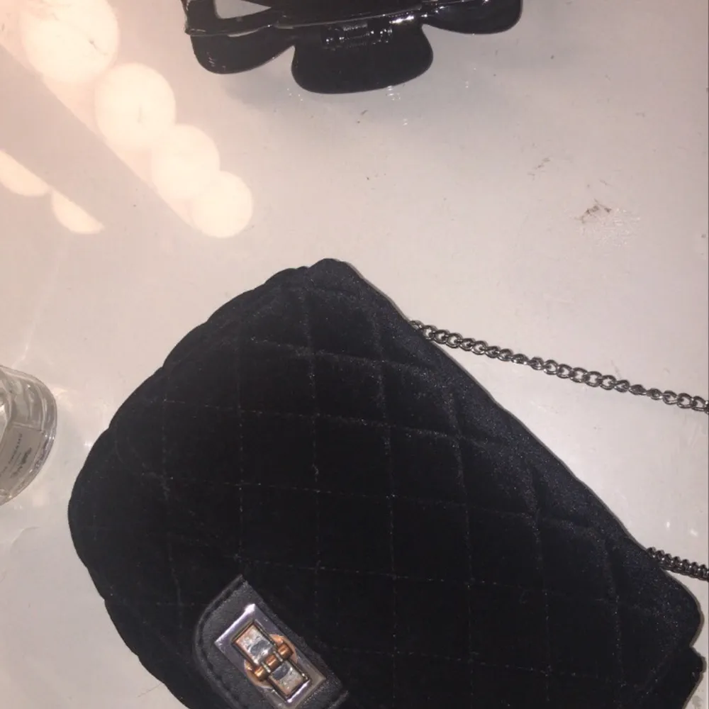 As fin och rymlig svart handväska från Åhléns! Funkar så bra till många olika outfits och är verkligen så söt till alla kläder och toppar! Pris exklusive frakt, köparen står för frakt! . Väskor.