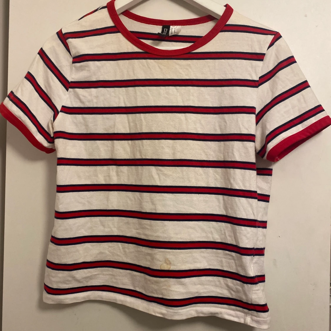 Vit t-shirt med blå och röda ränder - 90