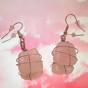 Örhängen med rosenkvarts - Handgjorda örhängen med rosenkvarts ✨ Om rosenkvarts: Denna sten initierar kärleken till oss själva och till andra omkring oss. Den ger lugn och känslomässig förtröstan. Rosenkvartsen stimulerar kontakten med vårt inre barn, stödjer sårbarhet och tillit. 