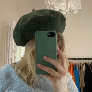 Basker 100% ull!! - Den perfekta baskern! Köpt i gamla stan i Stockholm. Använd en gång. Superfin men kommer inte till användning:(