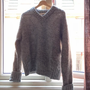 Stickad från COS! - Den perfekta stickade tröjan. Mohair/ull blandning. Sitter som en smäck till jeans, kjol eller över en klänning. Använd endast en gång! 