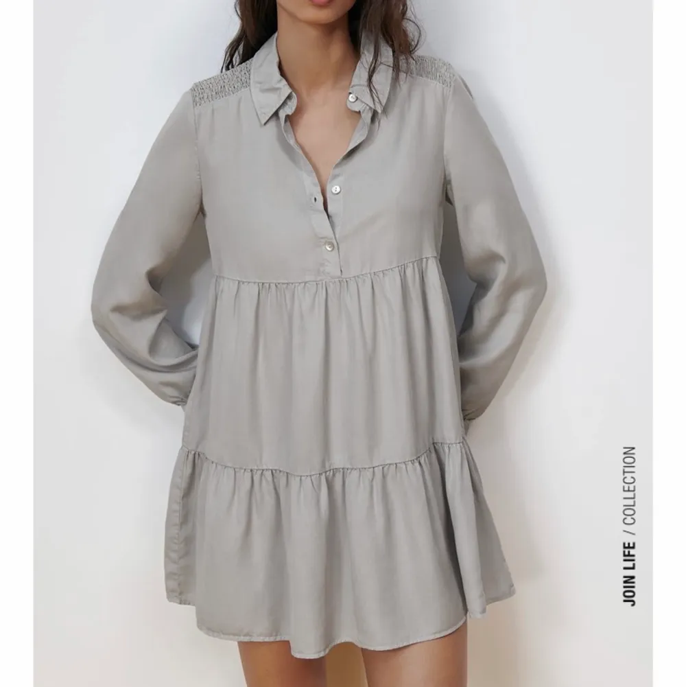 Intressekoll på denna gråa skjortklänning från Zara! Endast använd en gång så superbra skick!!! Slutsåld på hemsidan, mycket skönt material❤️ frakt står köparen för 🚚. Klänningar.