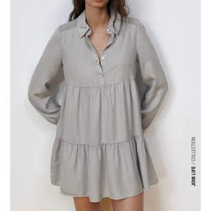 Intressekoll på denna gråa skjortklänning från Zara! Endast använd en gång så superbra skick!!! Slutsåld på hemsidan, mycket skönt material❤️ frakt står köparen för 🚚