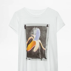 Zadig & Voltaire tröja - Säljer denna då den inte kommer till användning. Jag skulle säga att den passar mellan XS-M då den är lite oversized. Den är använd 5 gånger. ❤️nypris ca 900kr (priset kan diskuteras)