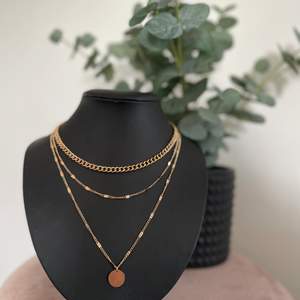 Säljer detta guldiga halsband med trippla kedjor. (Inte äkta) Hör av er vid frågor eller intresse! 💞💞