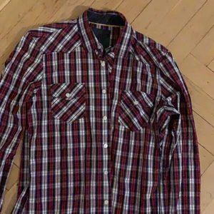 Blir print skjorta - En skjorta i bra kvalité utan några defekter. Kan sänka pris vid köp av flera plagg