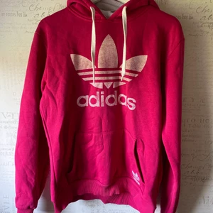 Adidas hoodie - Rosa adidas hoodie i storlek XXL, men mer som en S/M. Fint skick.