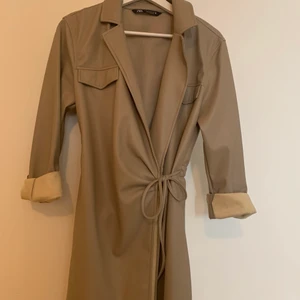 Zara cost dress  - Perfekt som klänning eller bara en kappa. Oanvänd då den var lite stor för mig 