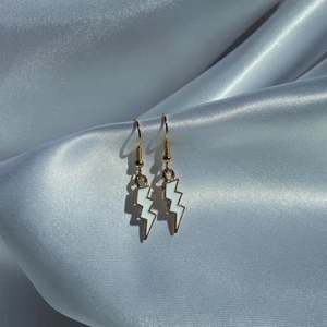 ÖRHÄNGEN - HELT NYA! SÄLJER DÅ INTE HELT MIN SMAK! SJUKT FINA❤️