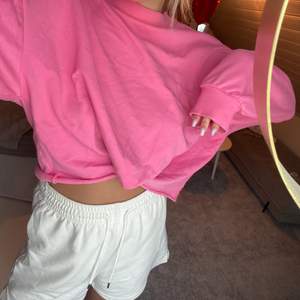 Superfin rosa tröja i lite tunnare tyg:) passar perfekt till sommaren😜 köpare strår för frakten 66kr