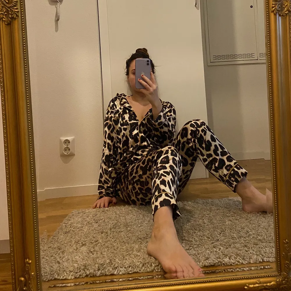 Leopard pyjamas set i strl s. Använd endast en gång. Säljer pga kommer aldrig till användning. Den är i mycket fint skick. . Övrigt.