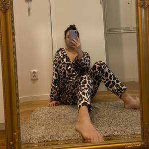 Leopard pyjamas set i strl s. Använd endast en gång. Säljer pga kommer aldrig till användning. Den är i mycket fint skick. 